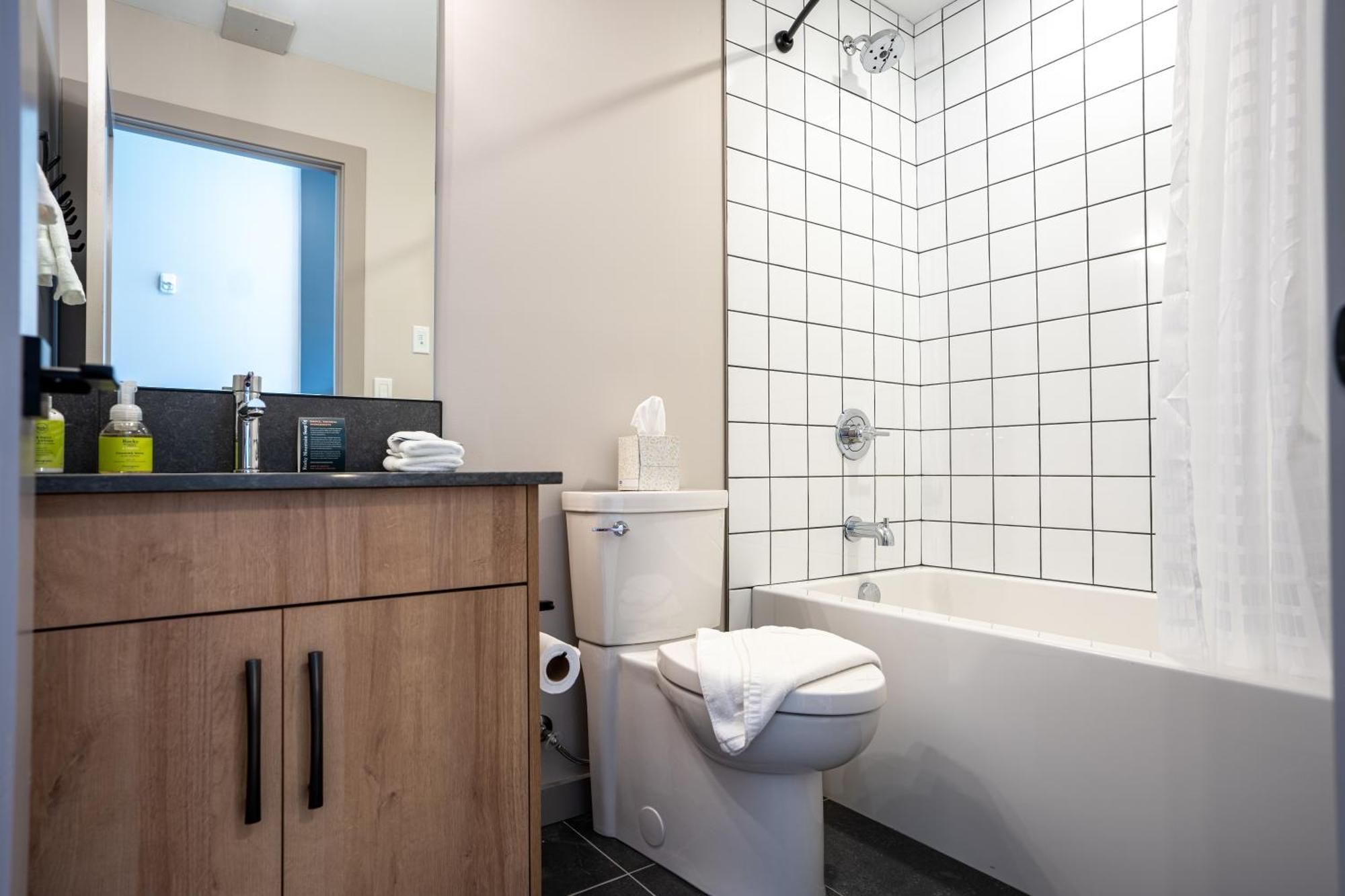 Basecamp Suites 雷夫尔斯托克 外观 照片