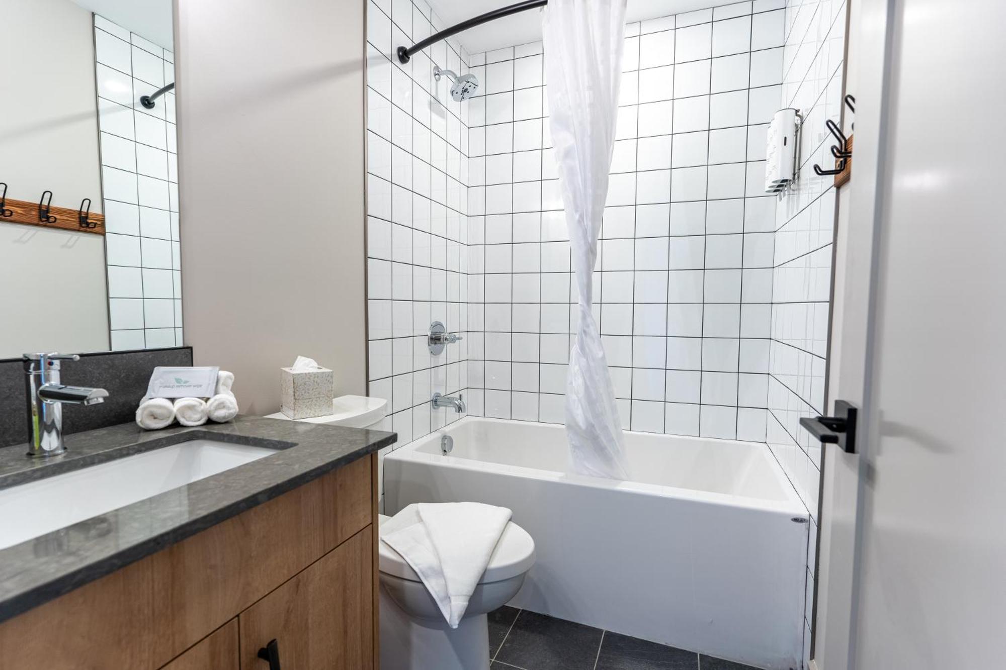 Basecamp Suites 雷夫尔斯托克 外观 照片