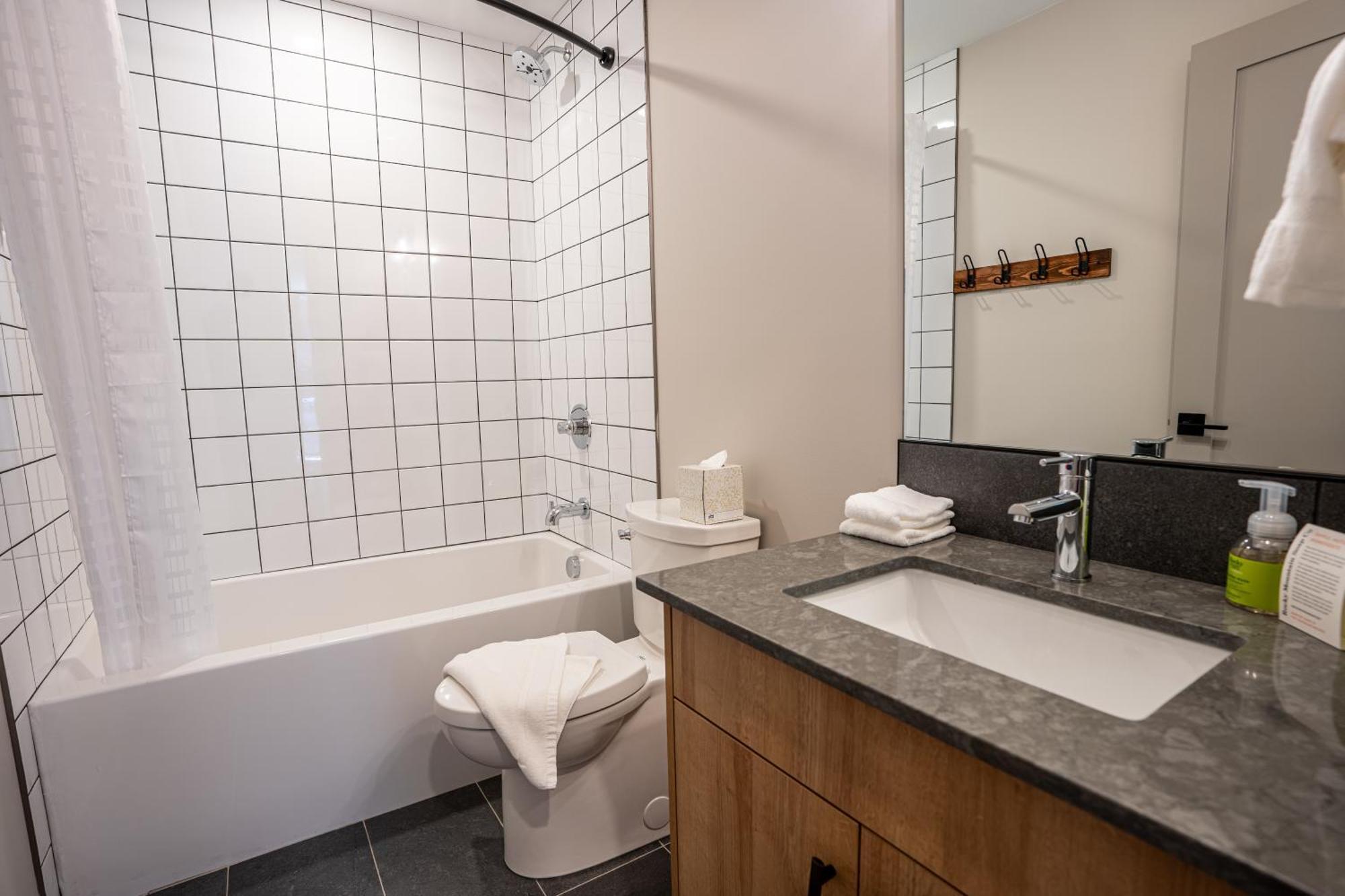 Basecamp Suites 雷夫尔斯托克 外观 照片